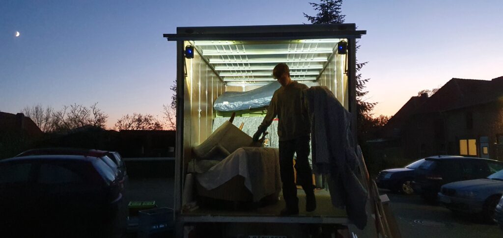 Mitarbeiter von Martens Umzüge beim beladen von Möbeln in einen Transporter im Winter