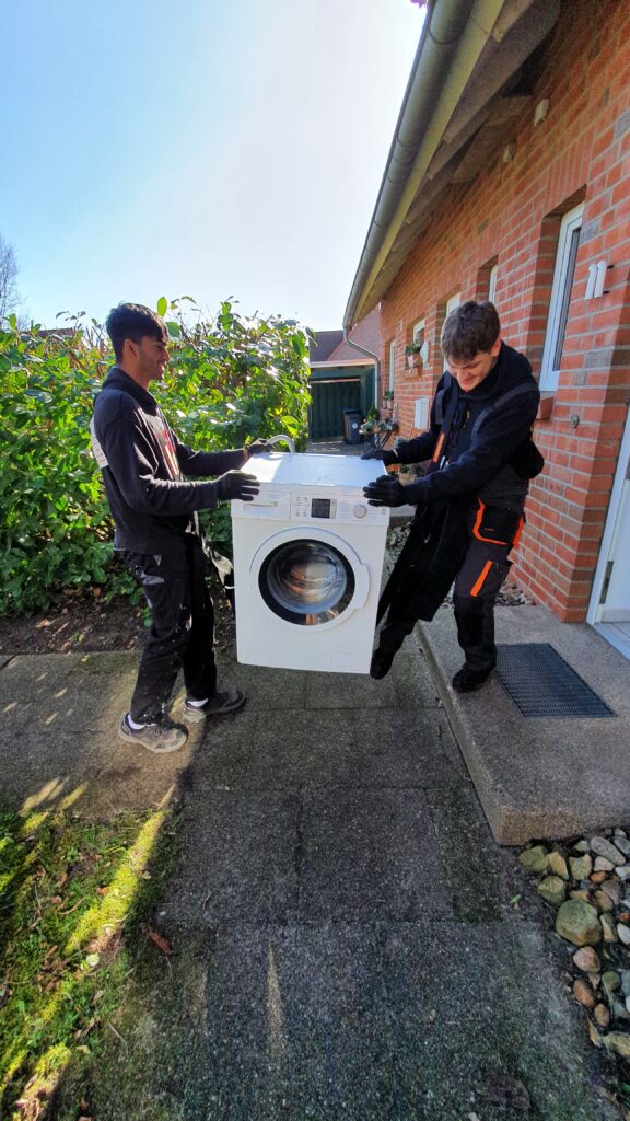 Zwei unserer Umzugshelfer bei dem Einladen einer Waschmaschine