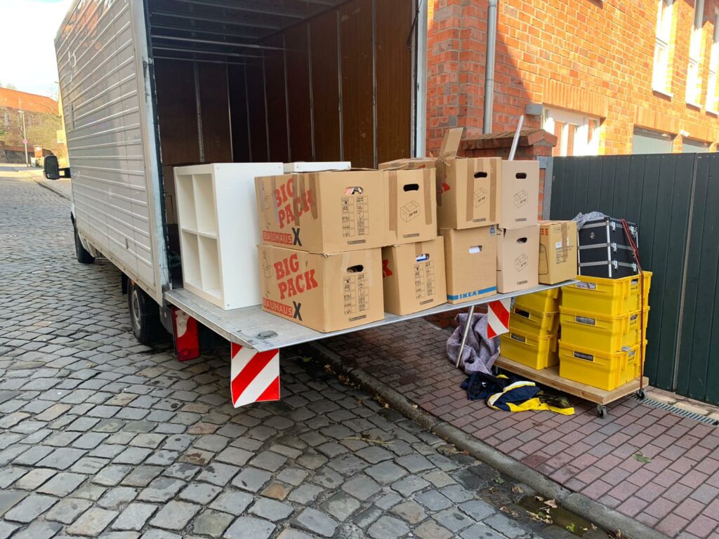 Kartons und Sideboards auf der Hebefläche eines Transporters in Lüneburg