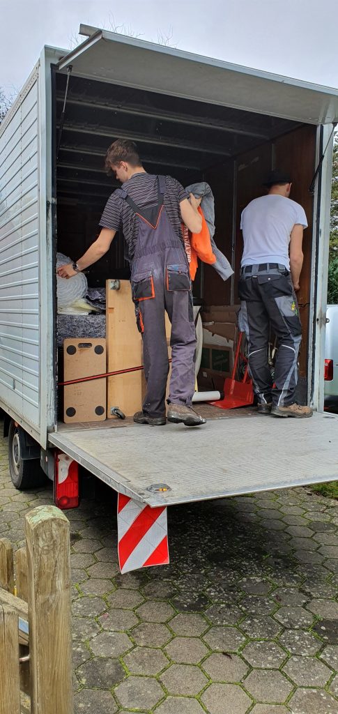 Mitarbeiter von Martens Umzüge beim Laden eines LKW mit Umzugsgütern