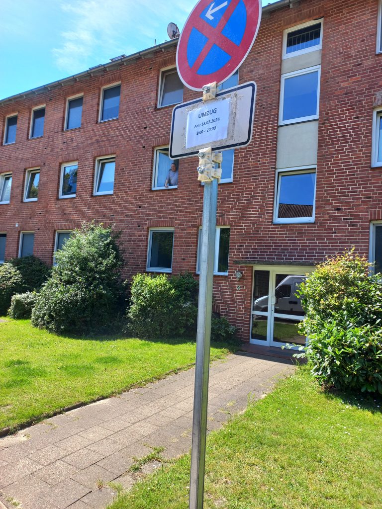 Halteverbotszone vor einem Wohnhaus für einen Umzug